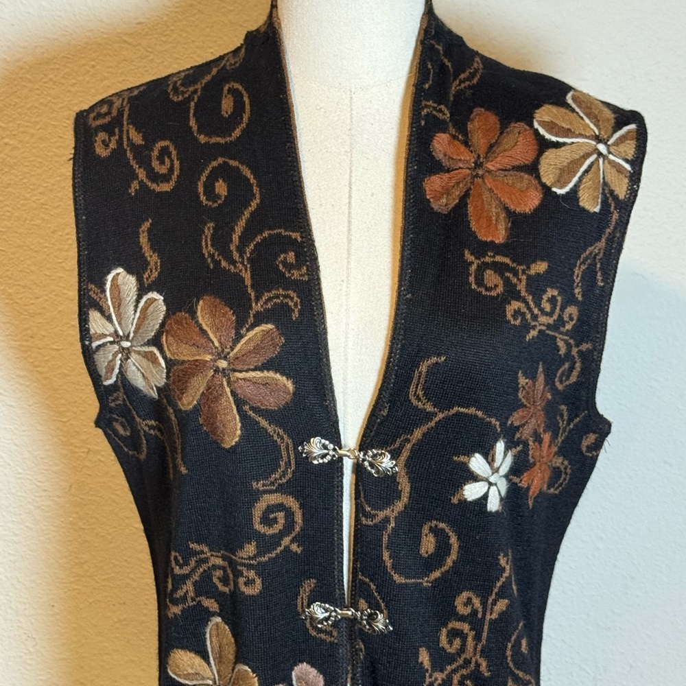 NWT Tey-Art Alpaca Blend Floral Embroidered Vest size Medium - Picture 4 of 15